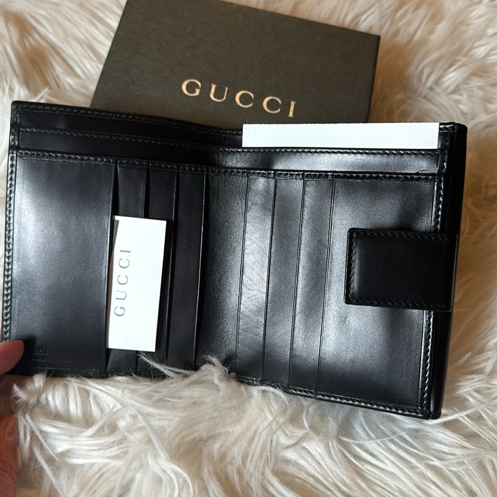 Gucci With Box - Picture 3 of 3
